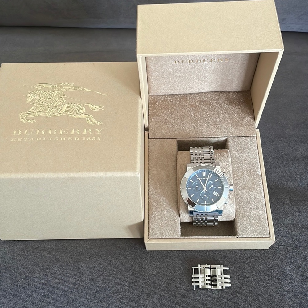 Authentic 💯! Used ! Good condition! Burberry watch